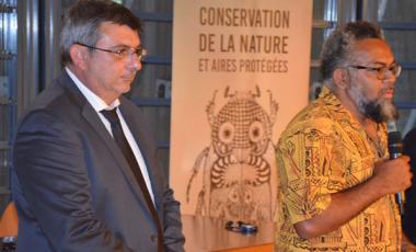 Philippe Germain et Emmanuel Tjibaou, directeur du centre culturel Tjibaou, lors de la présentation de la conférence.