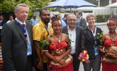   Alain Marc (à gauche) et Emmanuelle Gallien (au centre) reçus, en compagnie de la délégation du Vanuatu, par le Premier ministre papou (à droite).