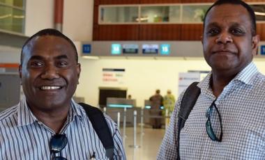 Paul Lennis et Manfreid Veremaito, agents de l’autorité de l’Aviation civile du Vanuatu, ont suivi une formation auprès de la direction de l’Aviation civile en Nouvelle-Calédonie.