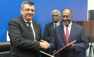 Le président du gouvernement Philippe Germain et le Premier ministre Charlot Salwai ont signé un accord aérien le 12 avril.