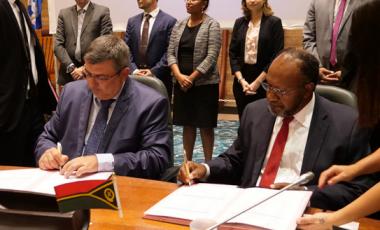 Présenté lors du 1er sommet économique Nouvelle-Calédonie-Vanuatu le 13 février, l’accord commercial bilatéral a été signé le 23 avril par Philippe Germain et Charlot Salwai.