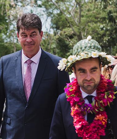 Le ministre Sébastien Lecornu, le président du gouvernement Thierry Santa et le haut-commissaire Laurent Prévost ont été accueillis avec colliers de fleurs et chapeaux tressés.