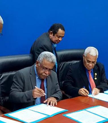 The declaration of intent regarding the roll-out of a second submarine cable between the two islands was signed by the President of the Government Louis Mapou and the Prime Minister of Vanuatu Bob Loughman.