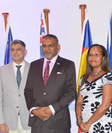 De gauche à droite : Craig Strong, PDG Investment Fidji, René Consolo, chargé d'affaire de l'ambassade de France à Fidji, Faiyaz Koya, ministre du gouvernement fidjien en charge du commerce, échanges, tourisme et transport, Rose Wete, déléguée pour la Nou