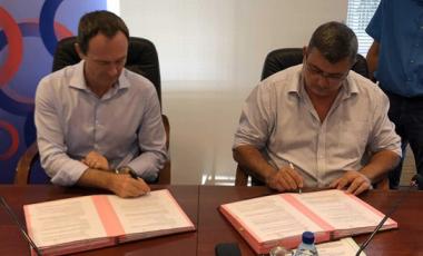   Philippe Renault et Philippe Germain officialisant la signature.