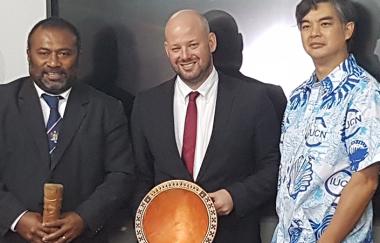 Christopher Gygès aux côtés du ministre de la santé fidjien (à gauche) et de l’ambassadeur de France à Suva (à droite).