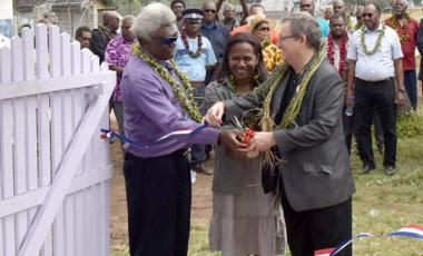 Hélène Iékawé a inauguré l’école de Vao, rénovée dans le cadre de l’opération Castor 2018 (©FANC).