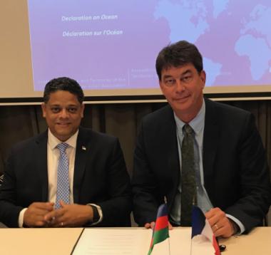 Thierry Santa a signé une déclaration d'intention en faveur des océans avec Eugene Rhuggenaath, Premier ministre de Curaçao, actuel président de l'OCTA. 