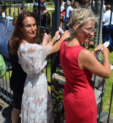 Isabelle Champmoreau et la chercheuse Nicole George ont participé à la campagne du « White ribbon » organisée par le consulat général d’Australie.