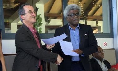 Valérie Meunier, Bernard Deladrière et Jean-Pierre Nirua (de g. à d.) ont signé une convention de partenariat pour l’organisation du 11e Forum francophone du Pacifique.