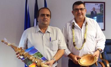 Après un entretien d’un peu plus d’une heure, le président de l’assemblée territoriale de Wallis-et-Futuna, David Vergé, et le président Germain ont échangé des cadeaux.