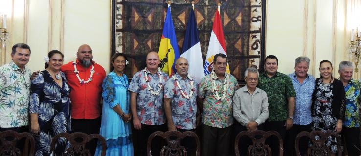 La délégation calédonienne aux côtés du président de l’Assemblée de la Polynésie française Gaston Tong Sang et du gouvernement de la Polynésie française présidé par Édouard Fritch.
