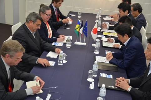 Bilatérale avec le Premier ministre japonais. Au 1er plan à gauche, l’ambassadeur de France.