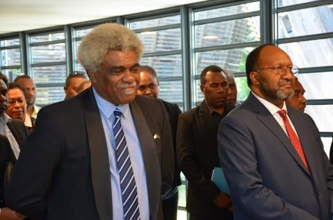   Le ministre de l’Éducation Jean-Pierre Nirua et le Premier ministre Charlot Salwai.