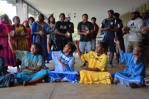Une troupe de Tiga, en résidence artistique au centre culturel Tjibaou, a improvisé quelques chants en l’honneur de la délégation vanuataise.