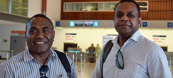 Paul Lennis et Manfreid Veremaito, agents de l’autorité de l’Aviation civile du Vanuatu, ont suivi une formation auprès de la direction de l’Aviation civile en Nouvelle-Calédonie. Paul Lennis et Manfreid Veremaito, agents de l’autorité de l’Aviation civile du Vanuatu, ont suivi une formation auprès de la direction de l’Aviation civile en Nouvelle-Calédonie.