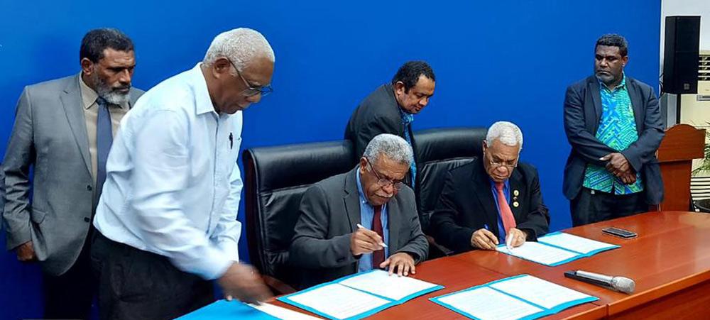 The declaration of intent regarding the roll-out of a second submarine cable between the two islands was signed by the President of the Government Louis Mapou and the Prime Minister of Vanuatu Bob Loughman. The declaration of intent regarding the roll-out of a second submarine cable between the two islands was signed by the President of the Government Louis Mapou and the Prime Minister of Vanuatu Bob Loughman.