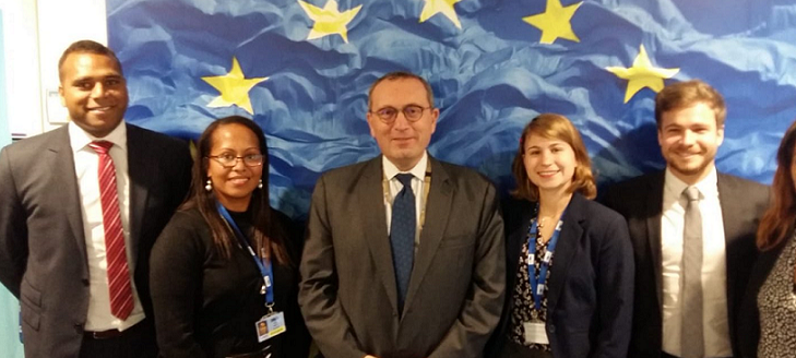 De gauche à droite : Gaston Wadrawane, Rose Wete, Stefano Manservisi (Directeur Général), Cécilia Madeleine et Alexandre Lafargue.