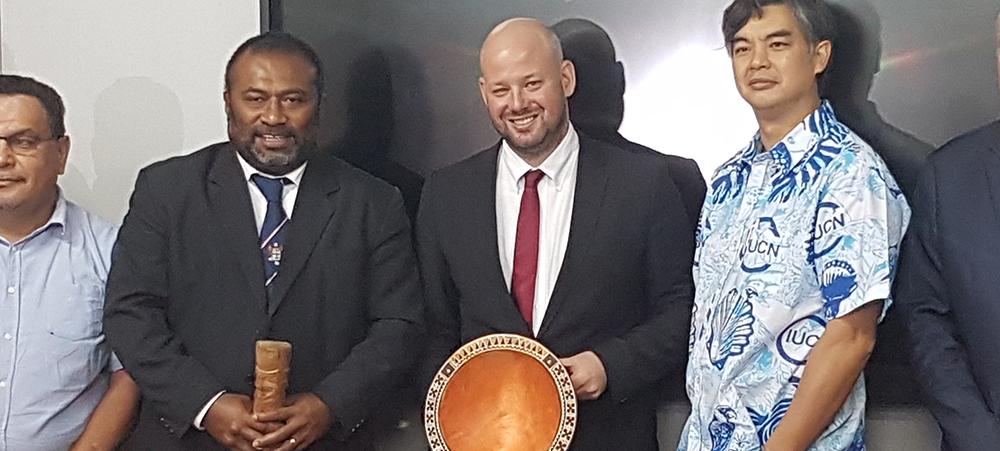 Christopher Gygès aux côtés du ministre de la santé fidjien (à gauche) et de l’ambassadeur de France à Suva (à droite).