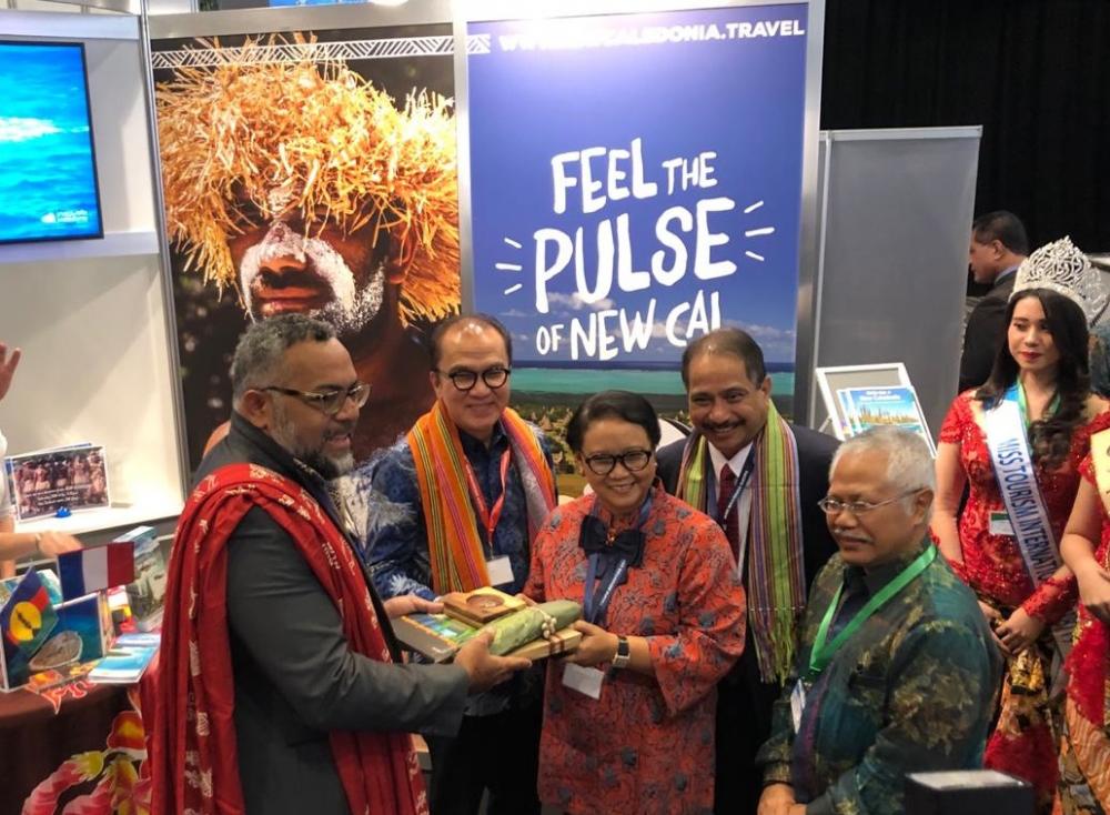 Mr. Emmanuel Tjibaou, Director of the Tjibaou Cultural Centre poses for a picture with the Indonesian dignitaries mentioned below. Mr. Emmanuel Tjibaou, Director of the Tjibaou Cultural Centre poses for a picture with the Indonesian dignitaries mentioned below.