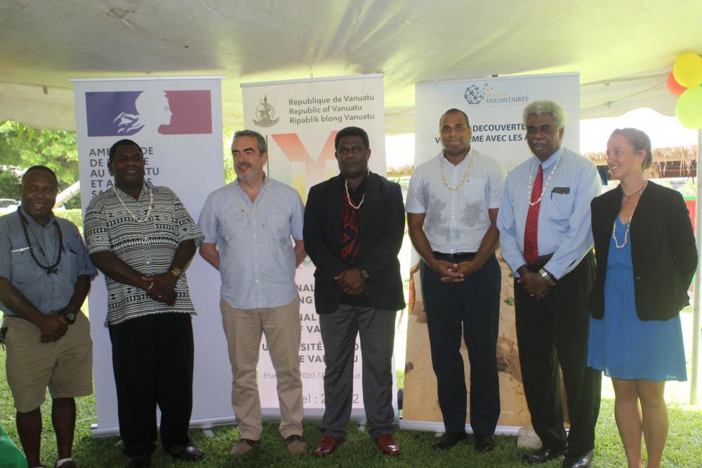  Brian Sali (Island construction limited), Simeon Seule, Pierre Fournier, Johnny Koanapo, ministre des finances, Gaston Wadrawane, Jean-Pierre Nirua et Lucie Vigier, représentante de France volontaires au Vanuatu