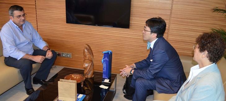 Avant de se rendre à Palm 8 où il rencontrera l’empereur Akihito, Philippe Germain s’est entretenu avec Kazuhiko Nakamura, n° 2 de l’ambassade du Japon en France.