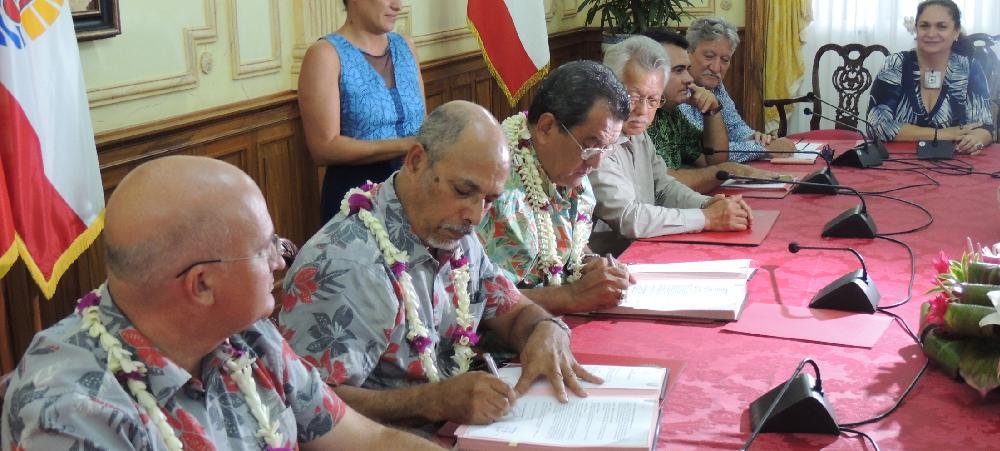Gilbert Tyuienon, Vice President of the Government of New Caledonia, and Edouard Fritch, President of French Polynesia signed a Memorandum of Understanding between the two territories. Gilbert Tyuienon, Vice President of the Government of New Caledonia, and Edouard Fritch, President of French Polynesia signed a Memorandum of Understanding between the two territories.