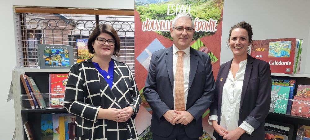 De gauche à droite, la ministre en charge des affaires multiculturelles Zoe Bettison, le délégué pour la Nouvelle-Calédonie en Australie à Canberra, Yves Lafoy, la directrice de l’Alliance française d’Adélaïde, Raphaëlle Delaunay.