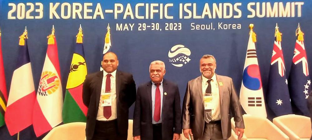 : Louis Mapou, aux côtés de Gaston Wadrawane, délégué de la Nouvelle-Calédonie à Fidji et de Claude Gambey, directeur de cabinet.