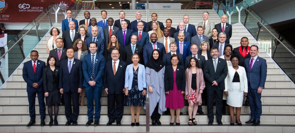 Photo de famille des représentants des gouvernements qui ont participé à la GEO Week 2019 dont le délégué pour la Nouvelle-Calédonie en Australie, Yves Lafoy (3e rang à droite).