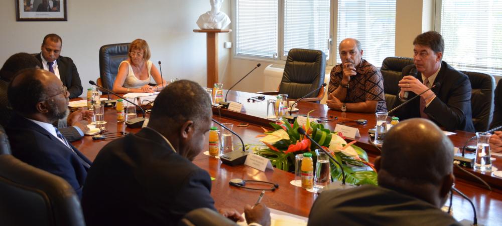 Thierry Santa s’est entretenu avec Charlot Salwai (1er à g.), en présence notamment du vice-président du gouvernement Gilbert Tyuienon.