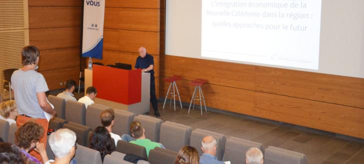 The Evening Discussion with Alastair Sutton Took Place at the Auditorium of the South Province's Administrative Centre The Evening Discussion with Alastair Sutton Took Place at the Auditorium of the South Province's Administrative Centre