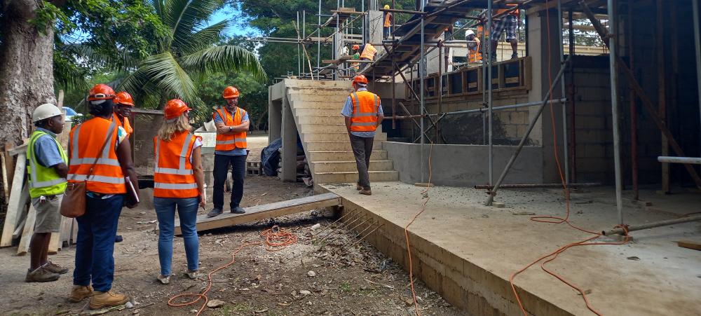The construction of the National University of Vanuatu is in full swing. It is financed by the AFD, the Government of Vanuatu and the Government of New Caledonia, notably, as a part of the tripartite agreement.